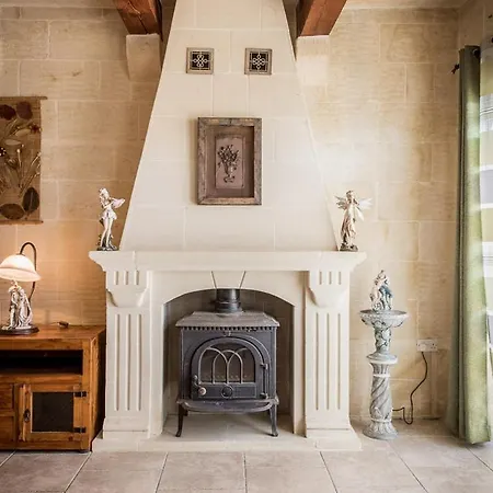 4 Bedroom With Private Pool Casa vacanze Għarb