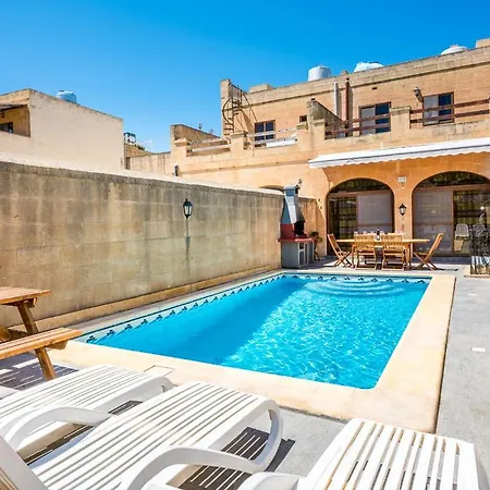 Casa vacanze 4 Bedroom With Private Pool Għarb