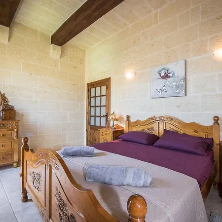 4 Bedroom With Private Pool Casa vacanze Għarb