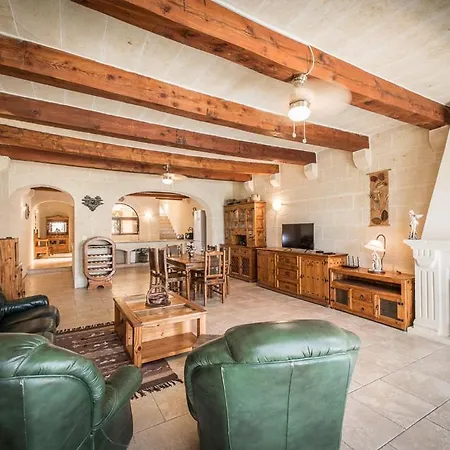 Casa vacanze 4 Bedroom With Private Pool Għarb