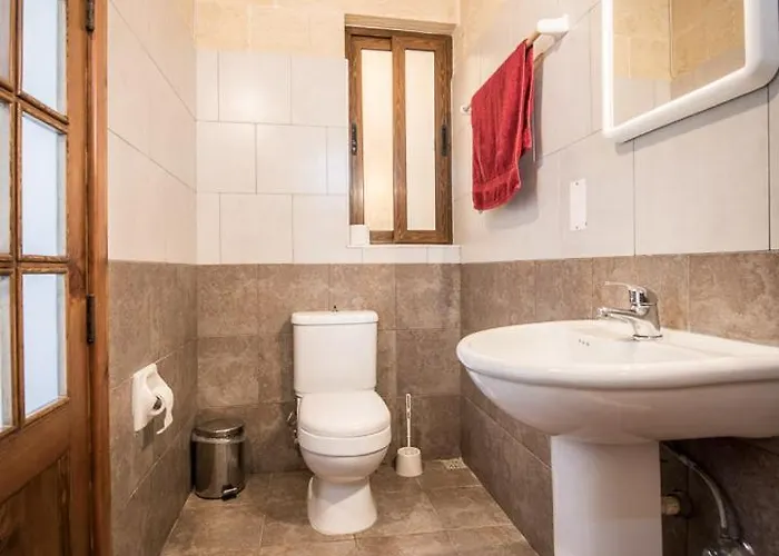 4 Bedroom With Private Pool Għarb