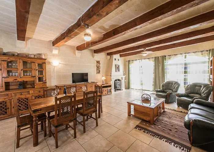 4 Bedroom With Private Pool Σπίτι διακοπών Għarb