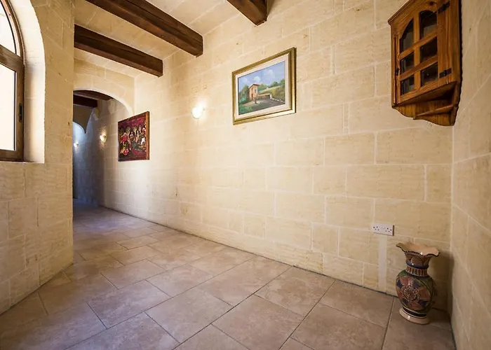 4 Bedroom With Private Pool Għarb